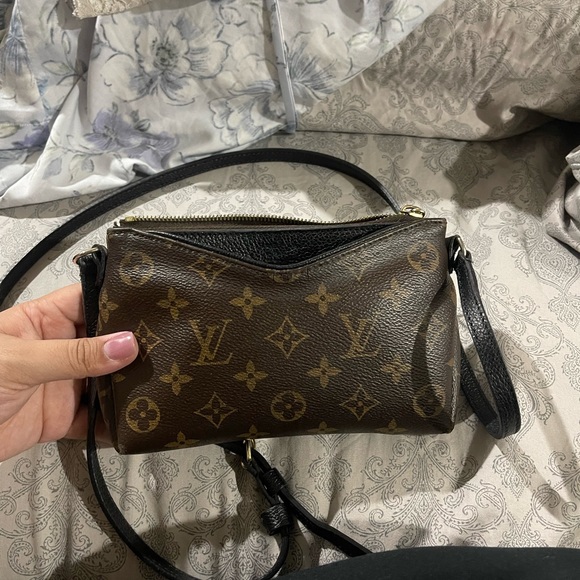 Authentic Louis Vuitton Pallas - Picture 8 of 12